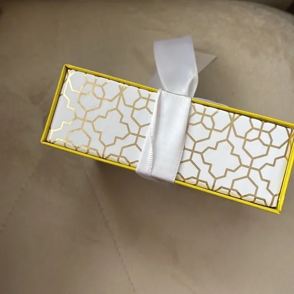 Kendra Scott jewelry gift box - Picture 3 of 4